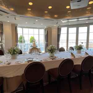 少人数用の披露宴会場、天気が良い日はテラスから富士山が見えるとのこと