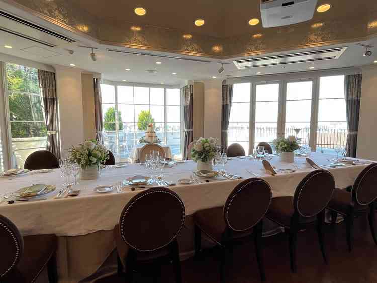 少人数用の披露宴会場、天気が良い日はテラスから富士山が見えるとのこと