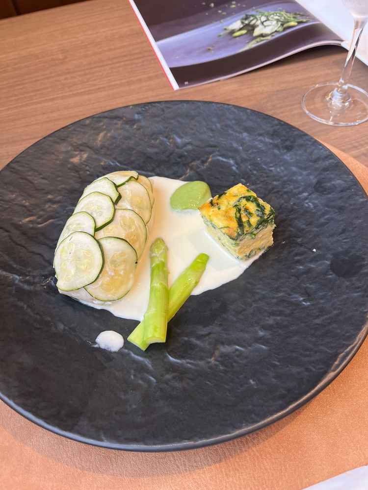 お肉とお魚を試食。お肉は牛で柔らかくて美味。タイは中にマッシュルームなどが入ったポワレ。上品だった