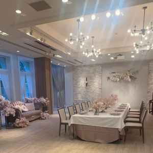 少人数向けの会場。左側のソファ及び装花は備え付けとのこと（季節で多少変化有）。