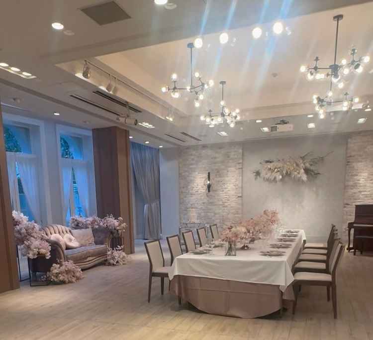 少人数向けの会場。左側のソファ及び装花は備え付けとのこと（季節で多少変化有）。