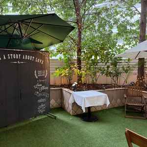 ガーデンっぽいところもあり、常緑樹とのこと。季節を問わず、緑があるのが素敵です。