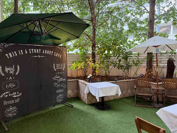 ガーデンっぽいところもあり、常緑樹とのこと。季節を問わず、緑があるのが素敵です。