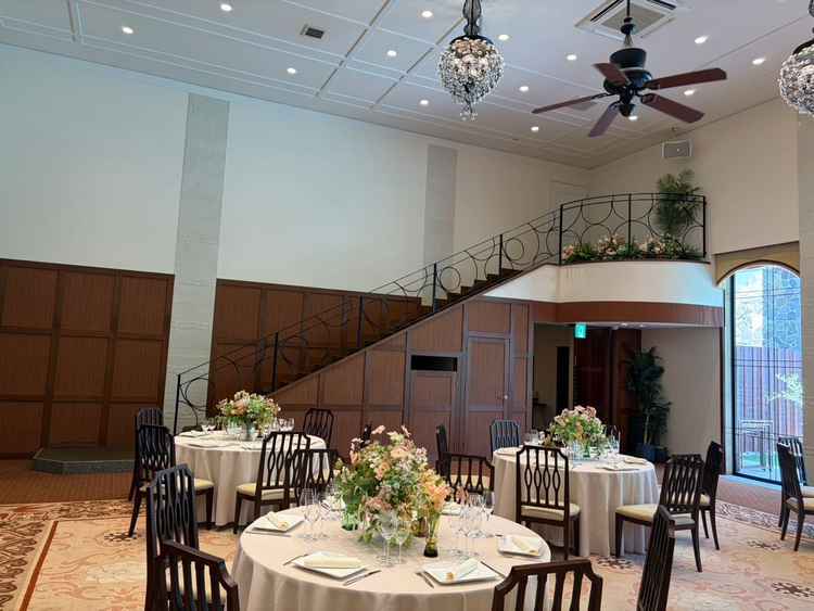 ガーデンからの入場や、階段からの演出等ができる。また御手洗が披露宴会場内にあり、便利だと思った