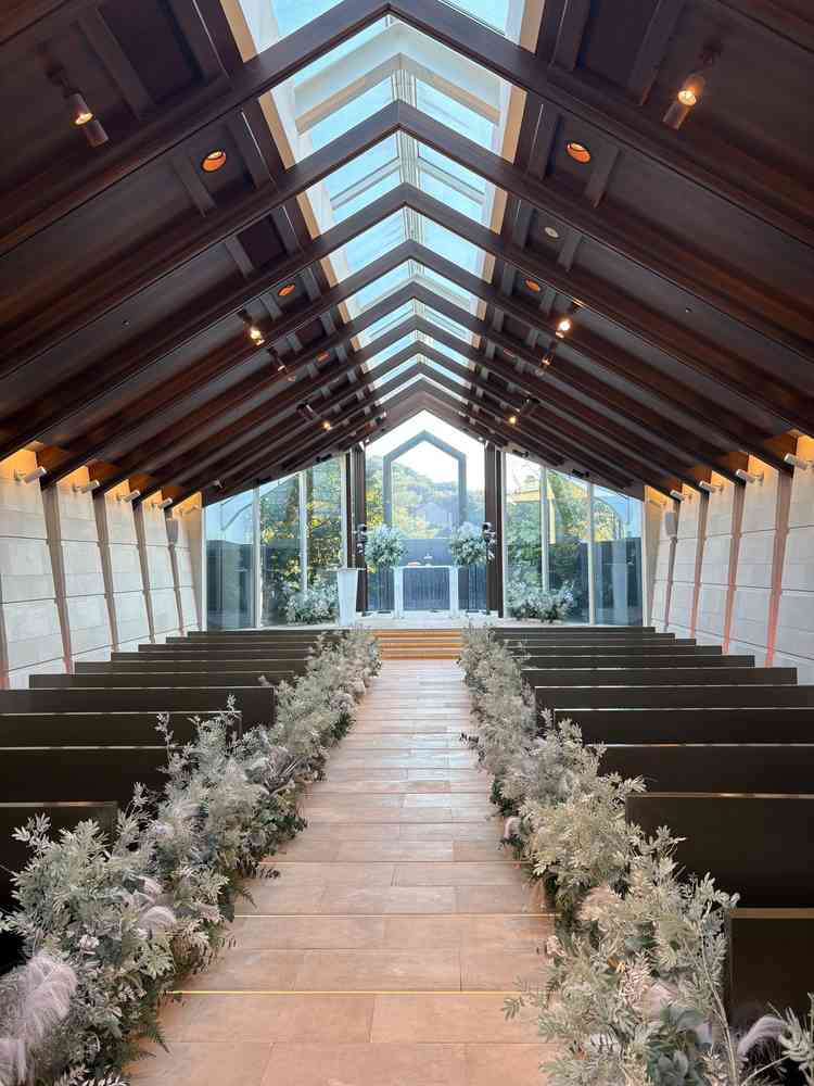 自然光が降り注ぐシンプルなチャペル