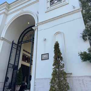 重厚感のある大きな門構え。夜になるとライトアップもされてさらに雰囲気が良くなる。