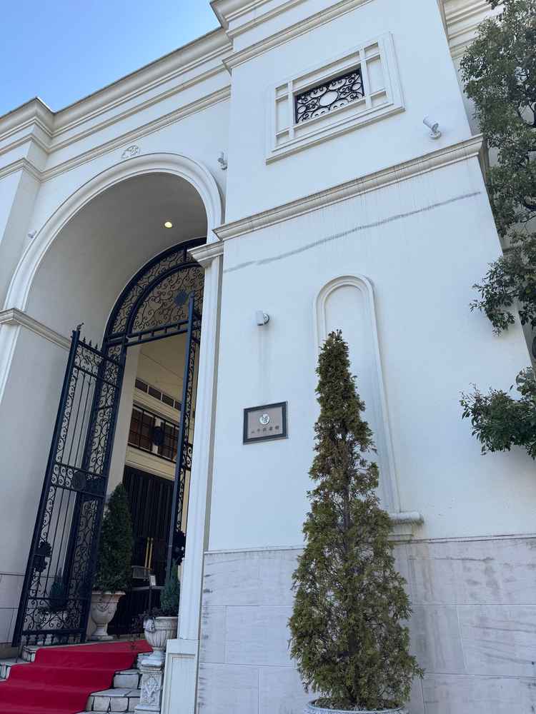 重厚感のある大きな門構え。夜になるとライトアップもされてさらに雰囲気が良くなる。