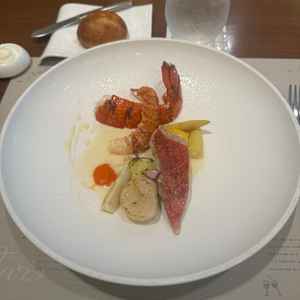お魚料理ですが、シーフードも使用されており、見た目もよく味もとても美味しかったです。