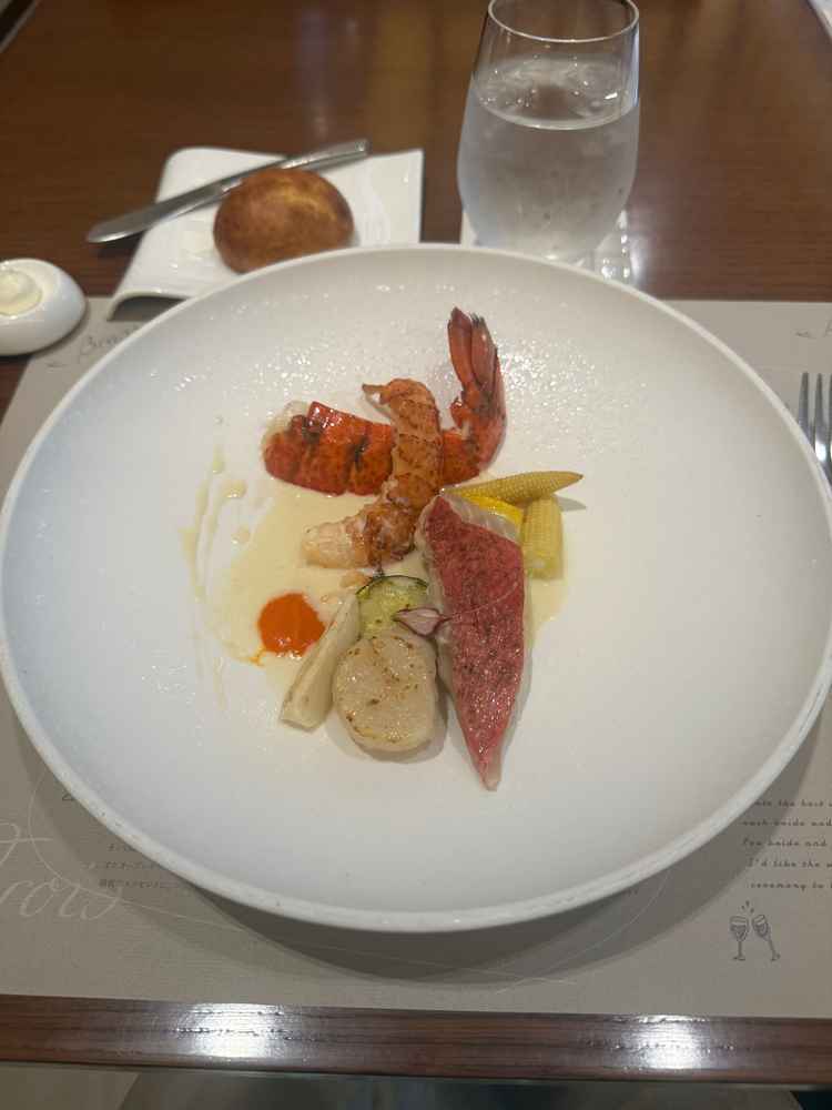 お魚料理ですが、シーフードも使用されており、見た目もよく味もとても美味しかったです。