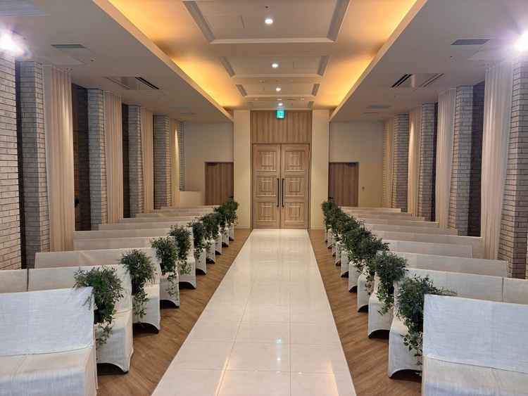 挙式会場、台から入口に向かって。シンプルで変な華やかさがないから落ち着いてる