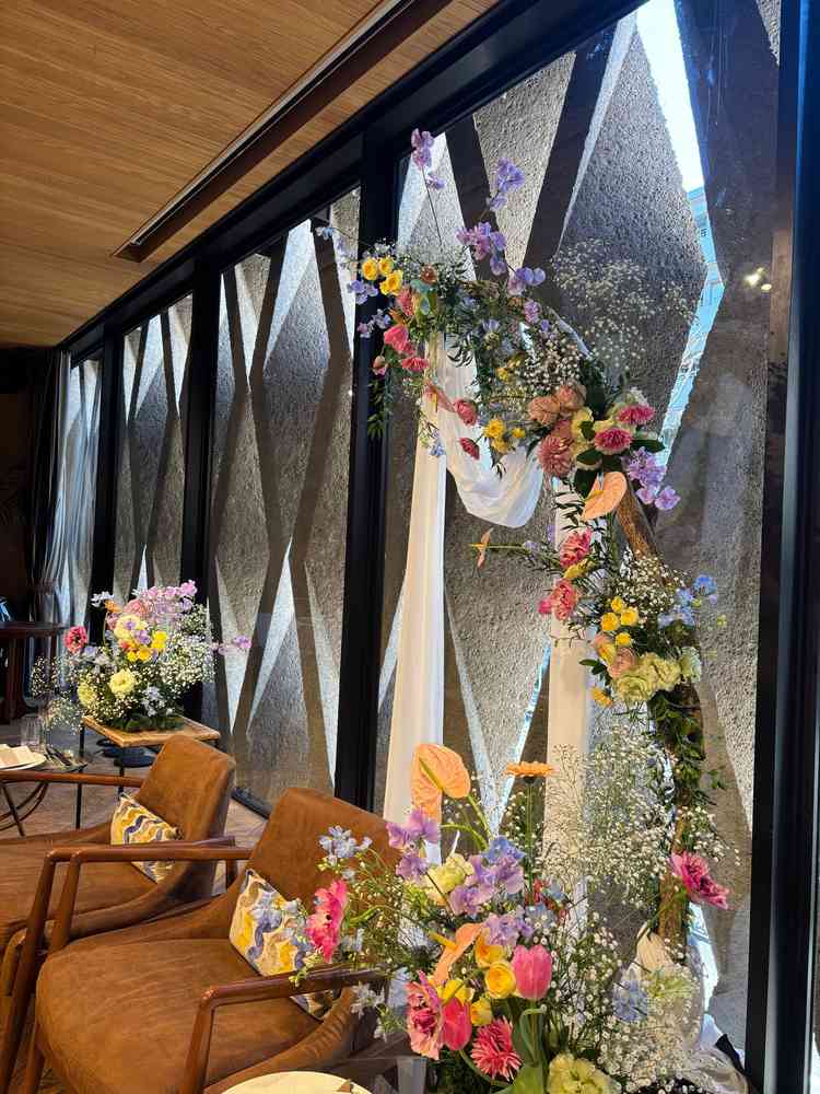 披露宴会場の実際のお花を見せて頂きイメージが膨らみました