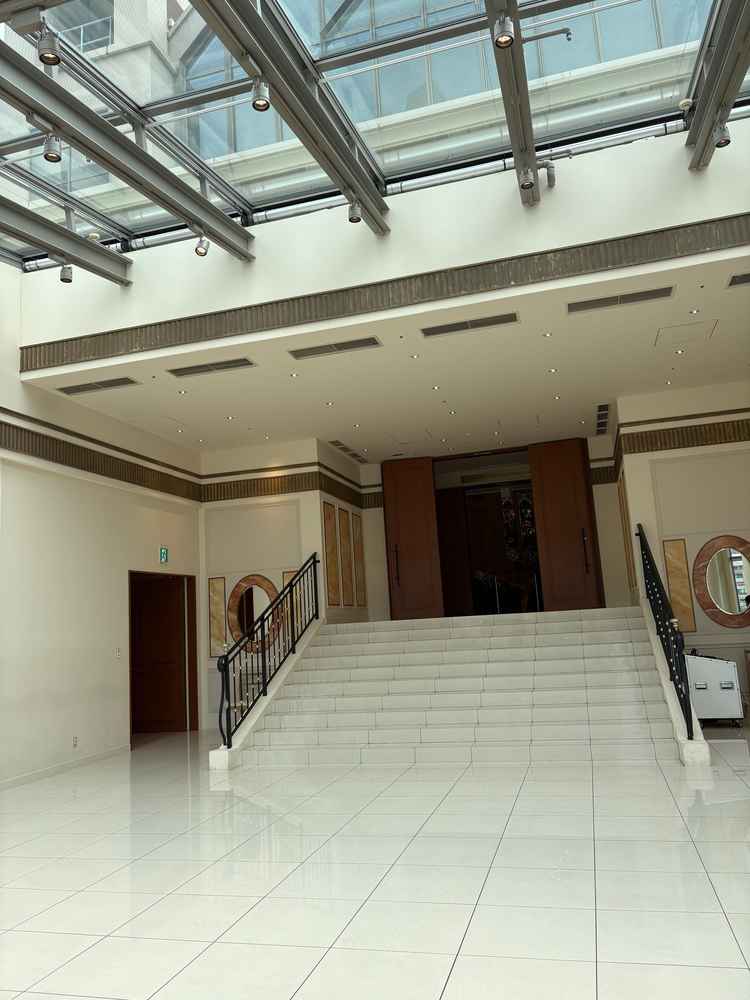 挙式後のフラワーシャワーの空間。雨でも楽しめて、階段から降りてくる演出も素敵。