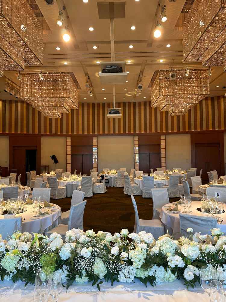 メインテーブルから見る、フロアはゲストとの距離も遠すぎず、近すぎずの距離感で楽しむ事ができます。