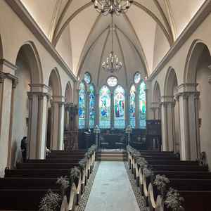 チャペルは2つあり、いずれもステンドグラスが飾られている。アンティークな空間で、神聖な気持ちになれる