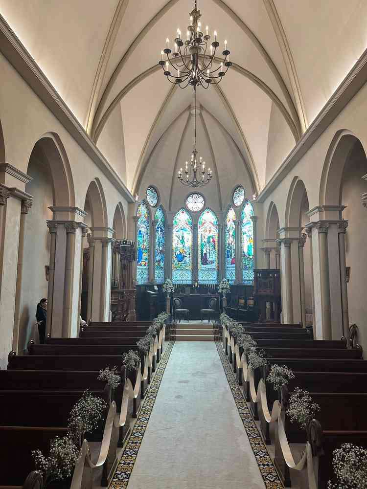 チャペルは2つあり、いずれもステンドグラスが飾られている。アンティークな空間で、神聖な気持ちになれる