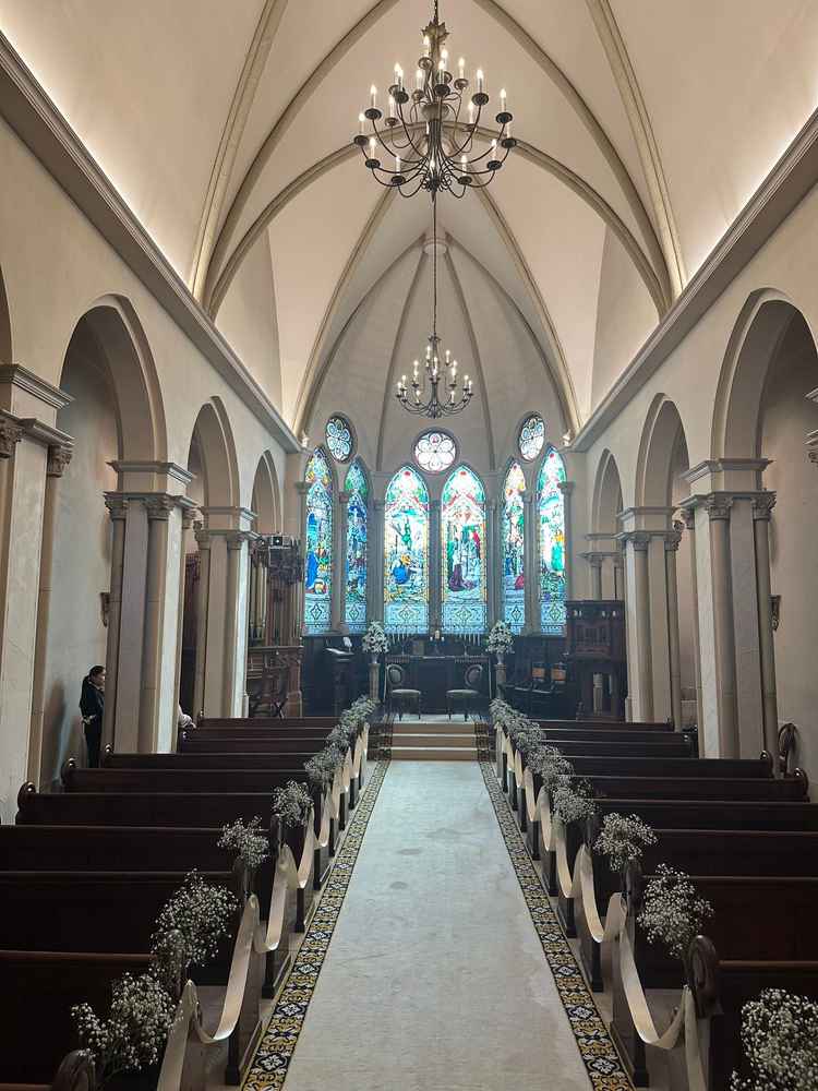 チャペルは2つあり、いずれもステンドグラスが飾られている。アンティークな空間で、神聖な気持ちになれる