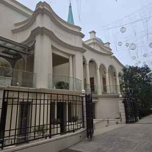 披露宴とチャペルの間の道路は雨の日は屋根が出るとのことで雨の日の対応もバッチリでした。