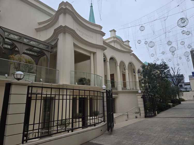披露宴とチャペルの間の道路は雨の日は屋根が出るとのことで雨の日の対応もバッチリでした。