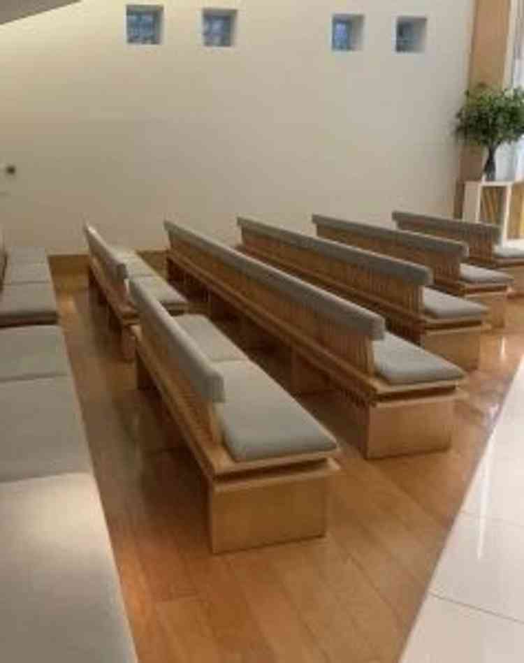 チャペルのいす