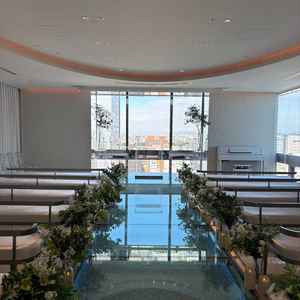 チャペルの全景写真。バージンロードがとても綺麗。