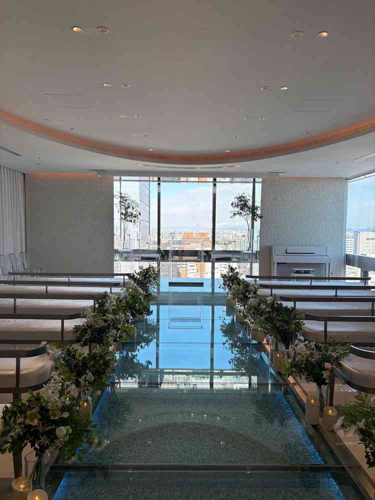 チャペルの全景写真。バージンロードがとても綺麗。