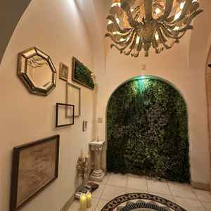 シャンデリアが輝く優雅なロビーでした。