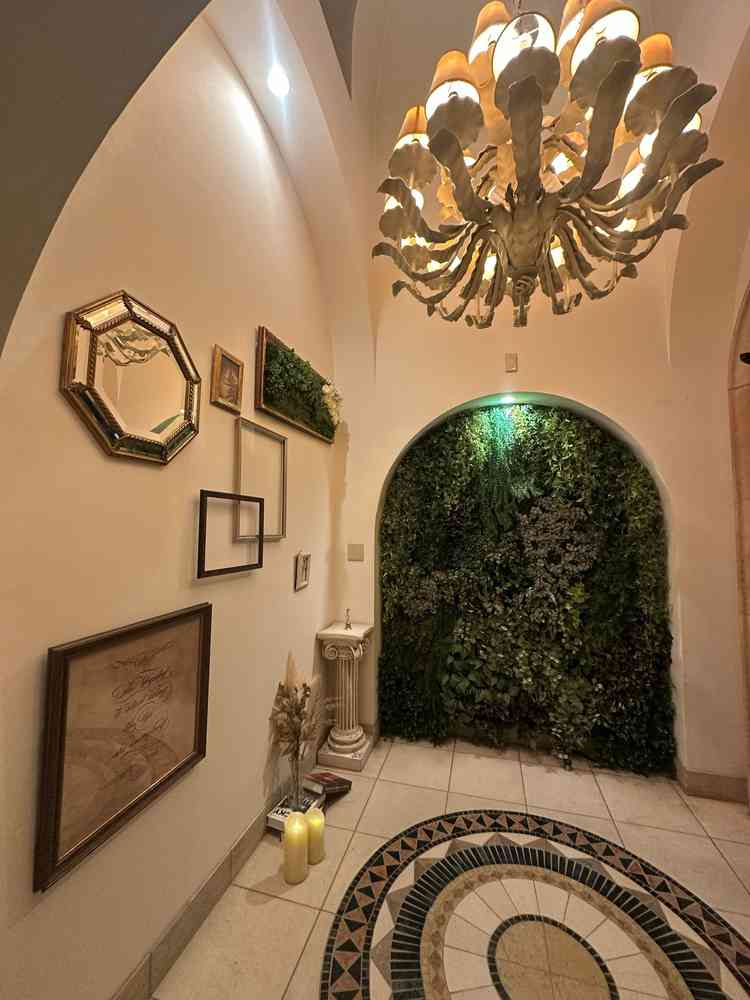 シャンデリアが輝く優雅なロビーでした。