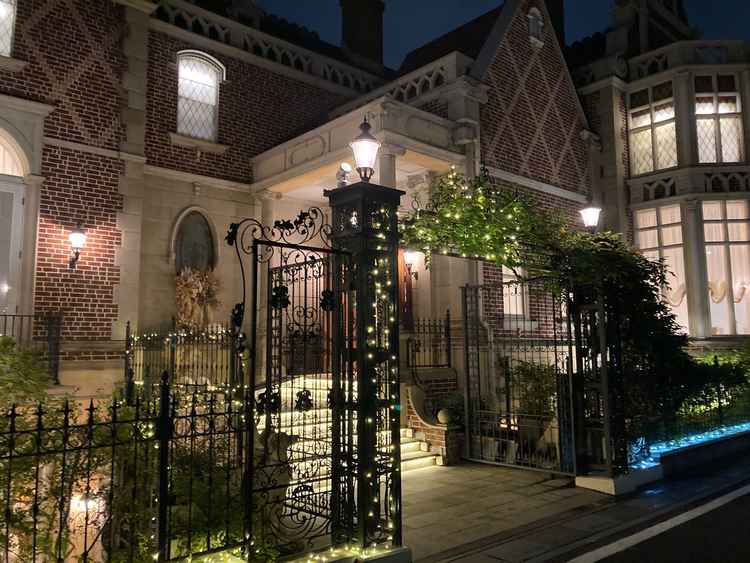 夕方からライトアップされるため、幻想的な雰囲気の中で、挙式及び会食を楽しめます