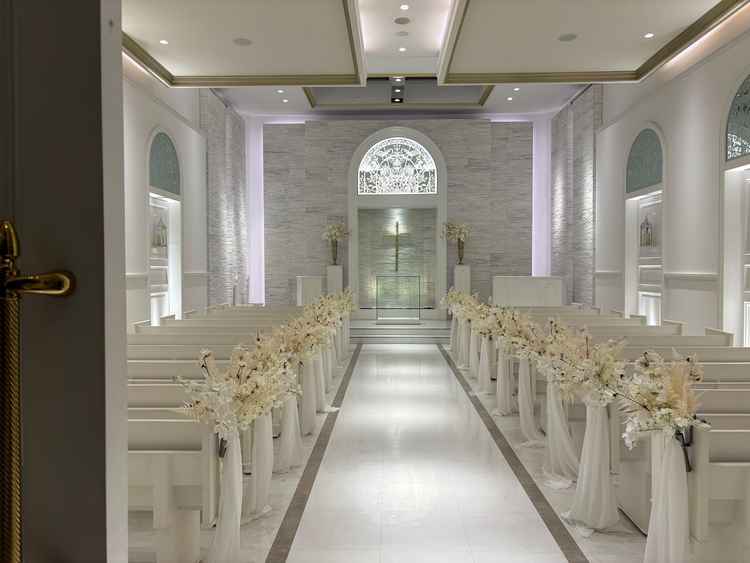 チャペルは全体的に白基調で、雰囲気も明るく清潔感があり、誓いを立てる場にふさわしいと感じた