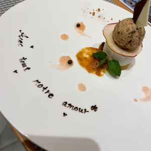 デザートも豪華でこのフランス語が美しいです。たくさんの愛をと言う意味があるそうです。