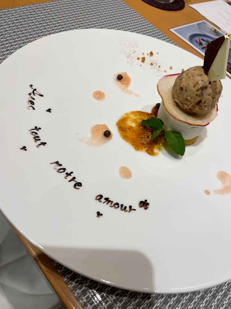 デザートも豪華でこのフランス語が美しいです。たくさんの愛をと言う意味があるそうです。