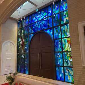 チャペルの大きなステンドグラス