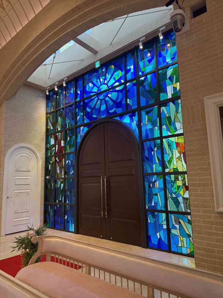 チャペルの大きなステンドグラス