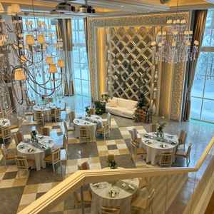 2つあるうちの披露宴会場の1つです。壁にプロジェクションマッピングを投影できるみたいです。