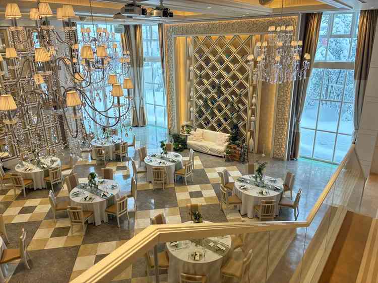 2つあるうちの披露宴会場の1つです。壁にプロジェクションマッピングを投影できるみたいです。