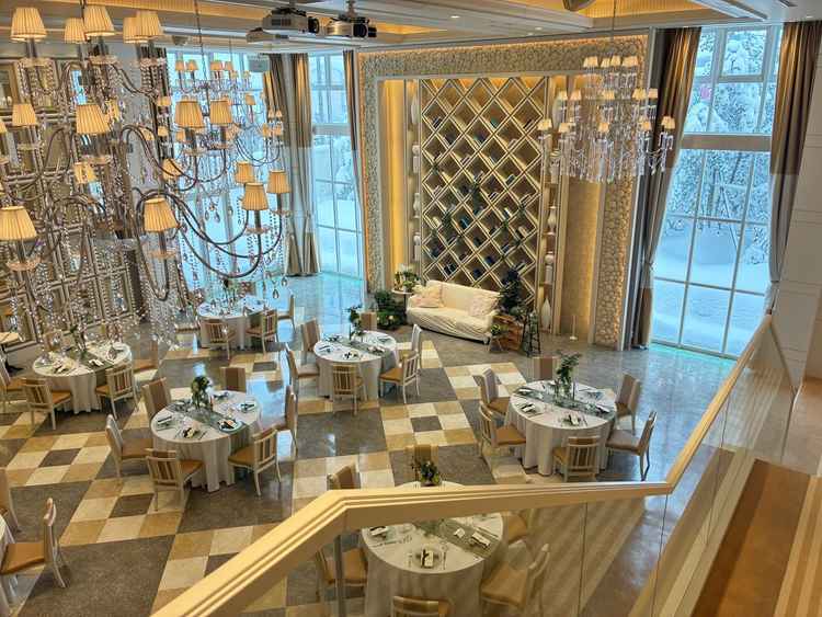 2つあるうちの披露宴会場の1つです。壁にプロジェクションマッピングを投影できるみたいです。