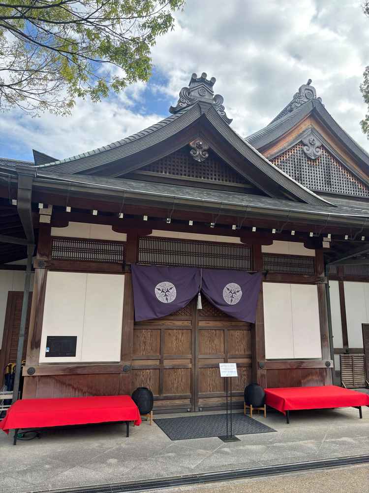 会場入り口の外観写真。和風な建築で和装に合いそうな外観。