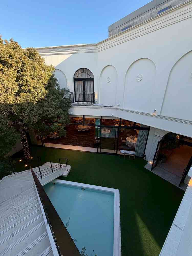 思わず感動し涙が出た階段からの披露宴会場。当日ゲストがいる想像ができました。ガーデンは外せない