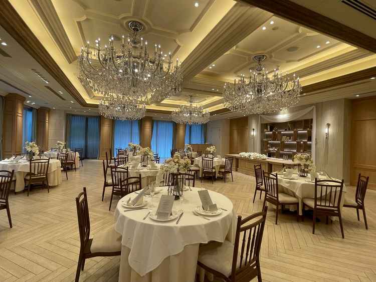 披露宴会場。あたたかな雰囲気があり、どんな色でも合いそうな会場でした。自分たちの理想の場所になりそう