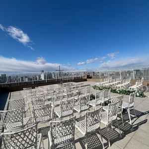 屋外チャペルの写真。地上210Mにあり開放感が抜群でした。ただ冬だと少し寒いとのことで検討します。