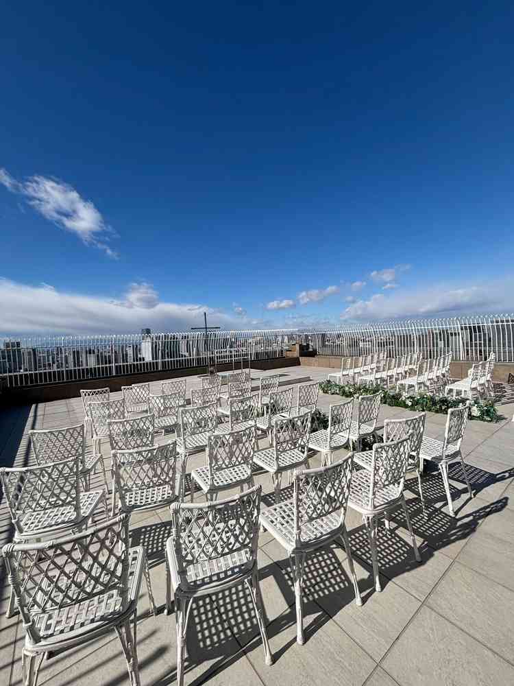 屋外チャペルの写真。地上210Mにあり開放感が抜群でした。ただ冬だと少し寒いとのことで検討します。