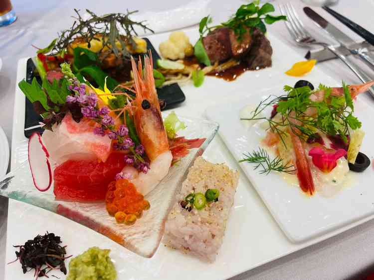 和洋両方の肉と魚料理を試食で。やはりお魚は新鮮で美味しかったです。また盛り付けも鮮やかでした。