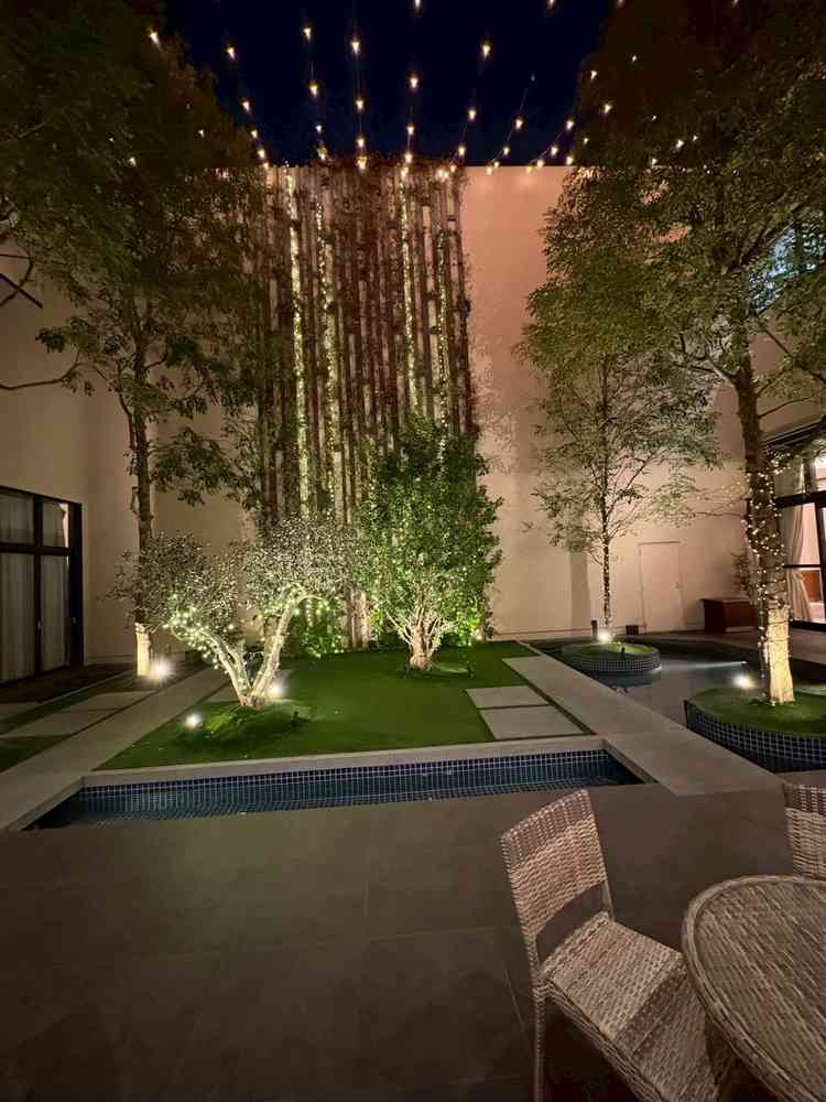 中のガーデンが緑が多く天井も高く、圧迫感なく広く感じる