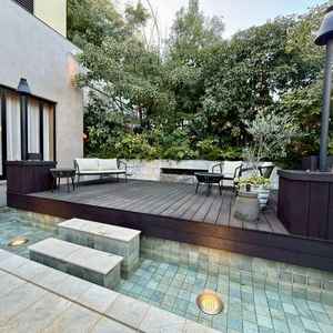 会場入ってすぐの左右にある、リゾートを感じさせる景色。