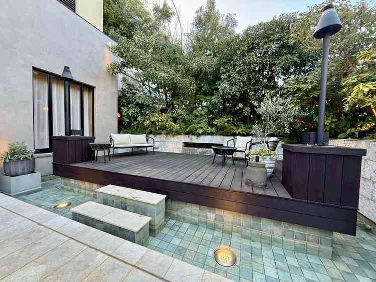 会場入ってすぐの左右にある、リゾートを感じさせる景色。