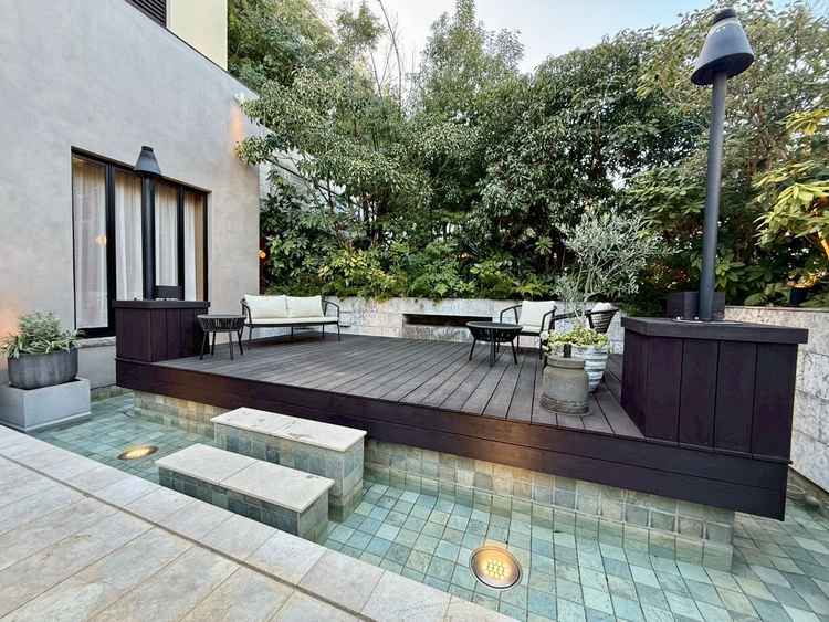 会場入ってすぐの左右にある、リゾートを感じさせる景色。