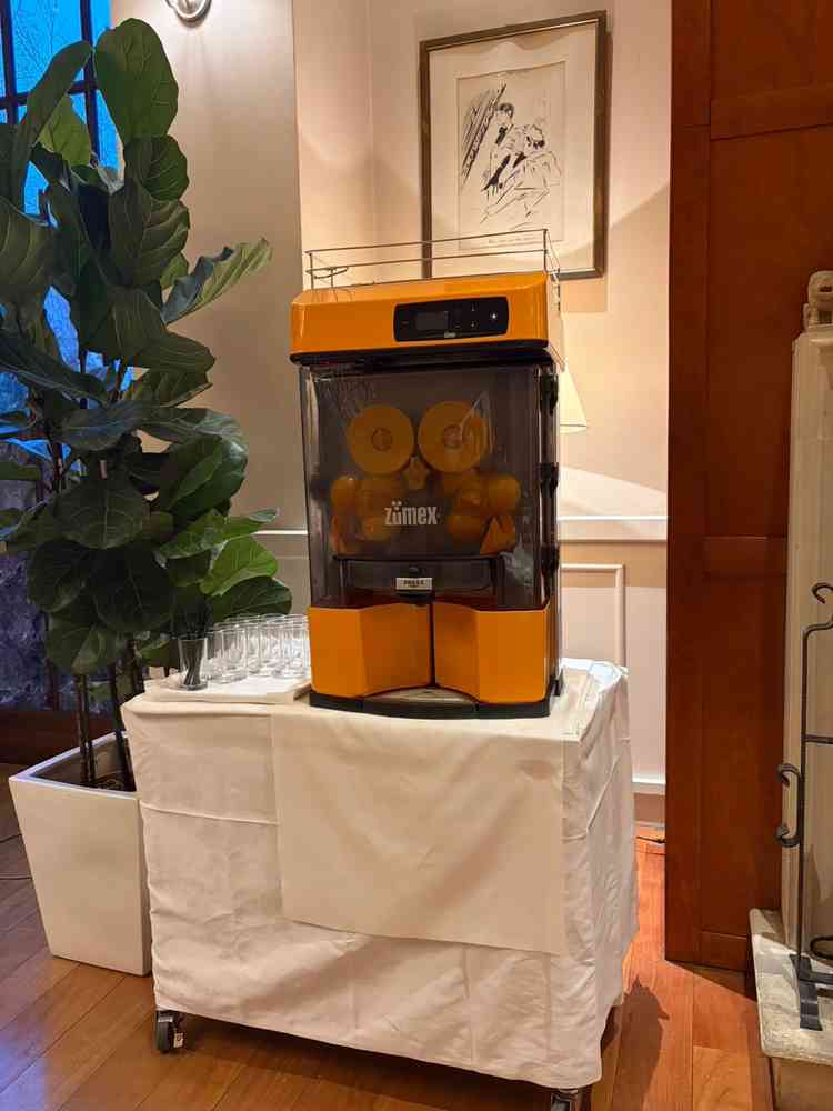 生オレンジジュース機。ジュースはとてもおいしく、アルコールを飲まない方や子供も楽しめます。