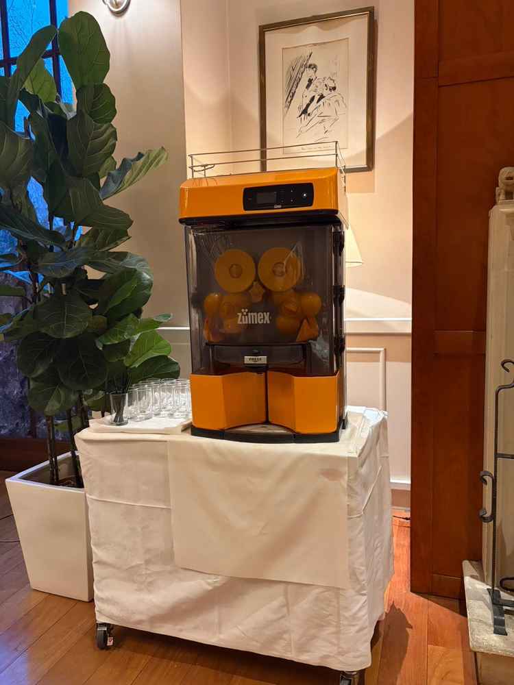 生オレンジジュース機。ジュースはとてもおいしく、アルコールを飲まない方や子供も楽しめます。