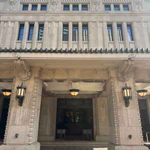 入り口。都心の一等地にありながら、建造当時の趣を残したままの建築に惹かれた。