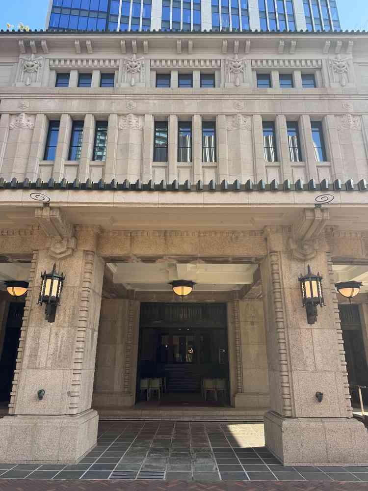 入り口。都心の一等地にありながら、建造当時の趣を残したままの建築に惹かれた。